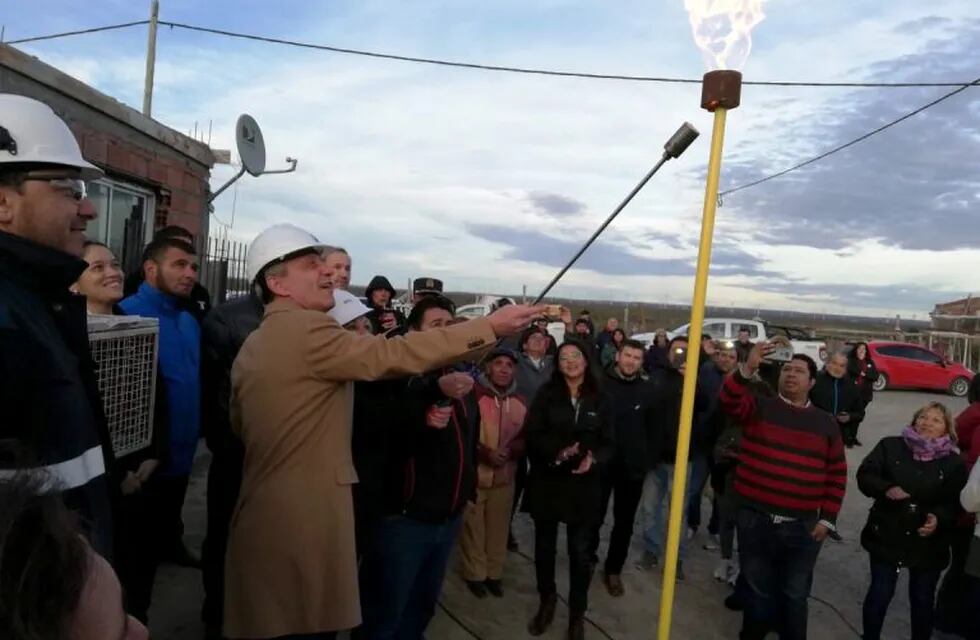 Mariano Arcioni acompañó a la intendenta de Rawson en la inauguración de las red de gas del Área 12.