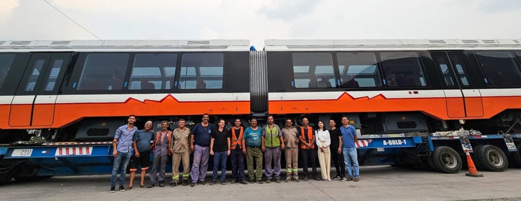 Con la satisfacción de la tarea cumplida, el equipo humano que tuvo a su cargo el complejo operativo de traslado de las duplas ferroviarias hasta Jujuy, posando para las cámaras en Volcán.