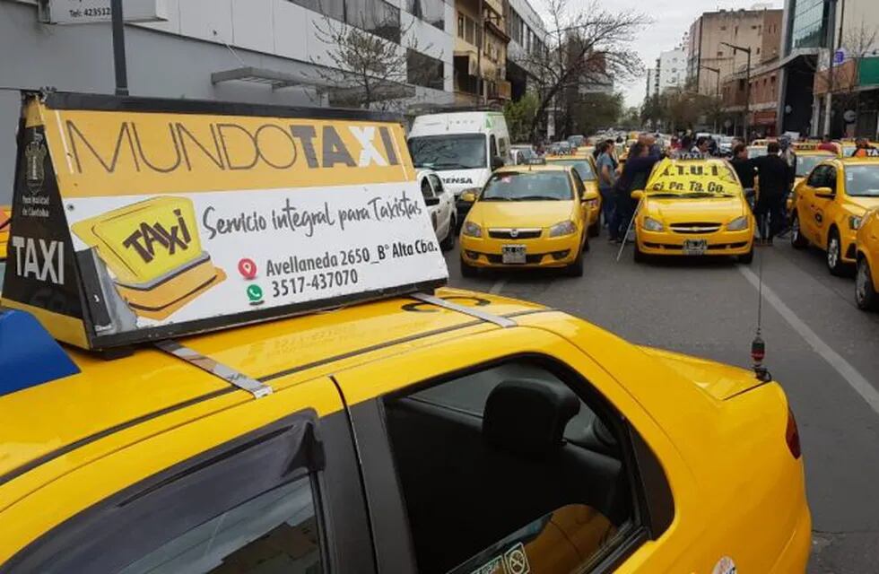 Marcha de taxistas al Concejo Deliberante.