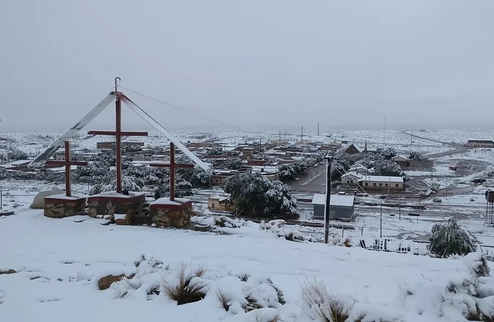 Vista del pueblo de Tres Cruces, bajo el manto de nieve que cayó en este verano 2021.