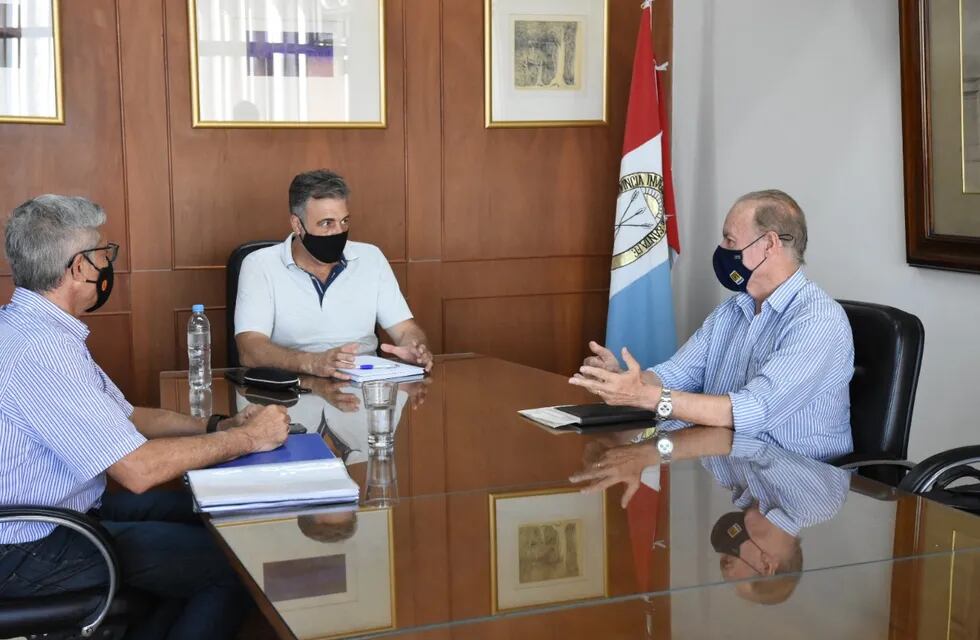 El Secretario de Hábitat, Amado Zorzón, analizó programas de viviendas provinciales junto al intendente Luis Castellano y el director del IMV, Marcelo Riberi