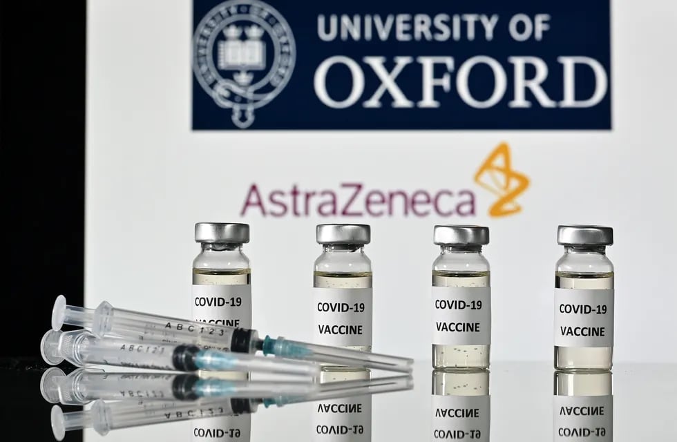 El Reino Unido y la Argentina ya aprobaron el uso de la vacuna Oxford-AstraZeneca. (JUSTIN TALLIS / AFP)