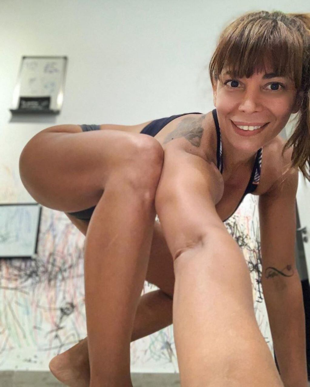Ximena Capristo y su complicada pose de para sacarse una selfie.
