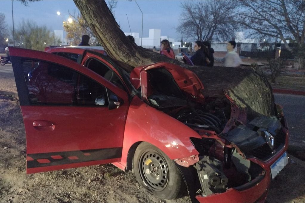 Fuerte choque en Valle Escondido: un auto terminó incrustado en un árbol.