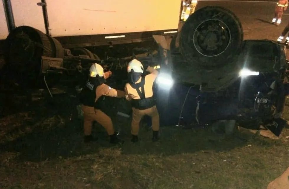 Choque y vuelco de camión en Panamericana: un muerto