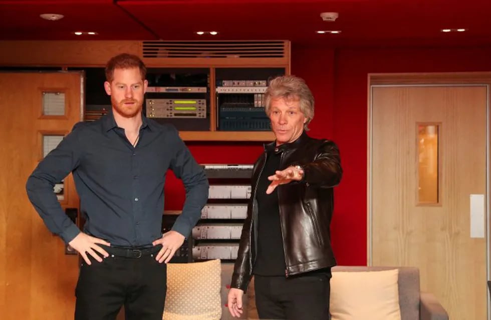 El príncipe Harry y Jon Bon Jovi en los estudios de Abbey Road, en Londres. (Hannah McKay/Pool/Reuters)