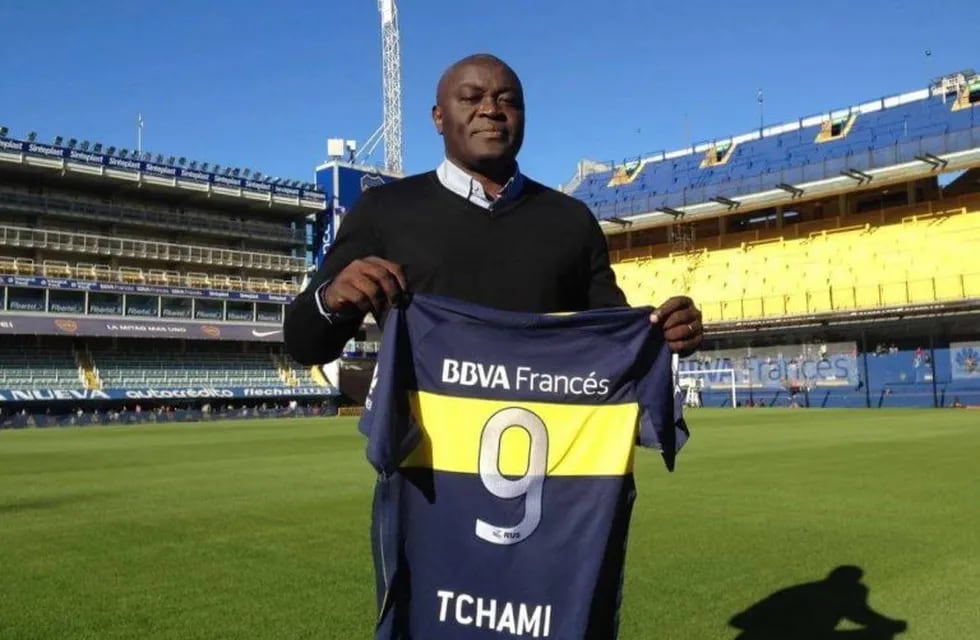 Alphonse Tchami con la camiseta de Boca en la Bombonera.