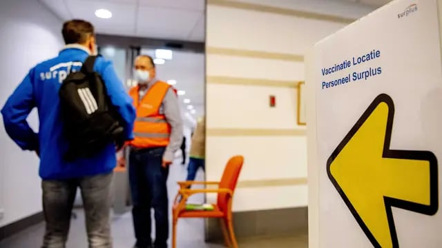 Alerta por la variante ómicron en 61 pasajeros procedentes de Sudáfrica que dieron positivo al aterrizar en Países Bajos