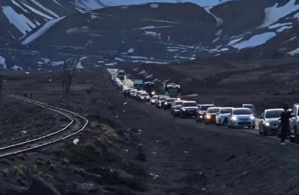 Kilómetros de autos en la ruta nacional 7 de alta montaña, esperando cruzar a Chile. La situación se normalizaría este sábado a las 18.