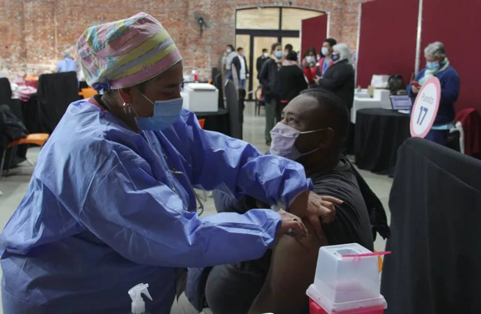 El Ministerio de Salud informó que 2.357.984 habitantes recibieron al menos una vacuna contra el COVID-19.
