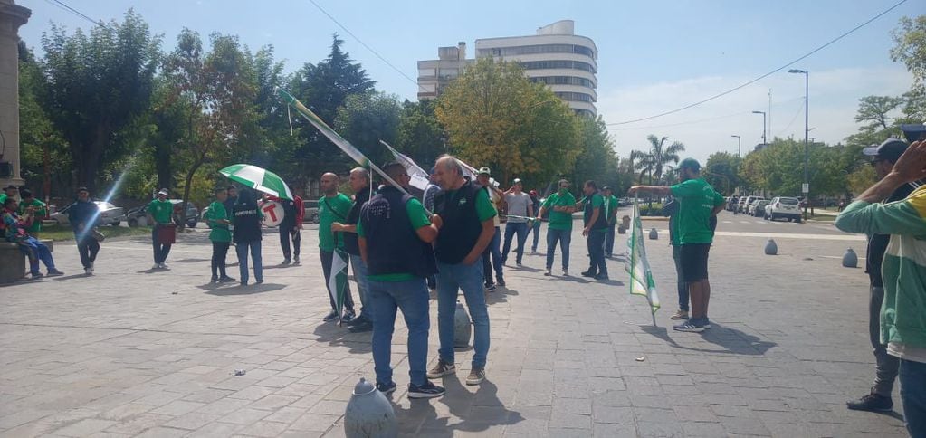 Referentes del Sindicato Unificado de Municipales de Tres Arroyos marcharon por la ciudad