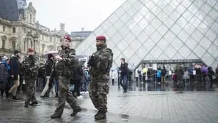 Evacuaron el museo del Louvre