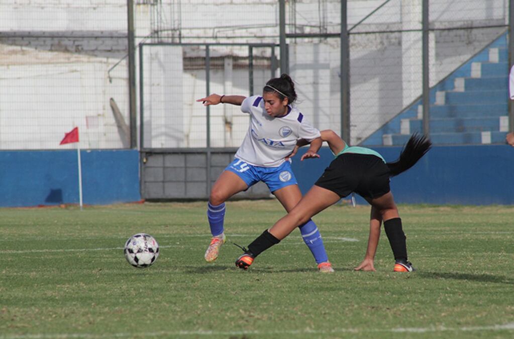 Catalina Roggerone, juega su último año en el fútbol argentino en el Tomba.