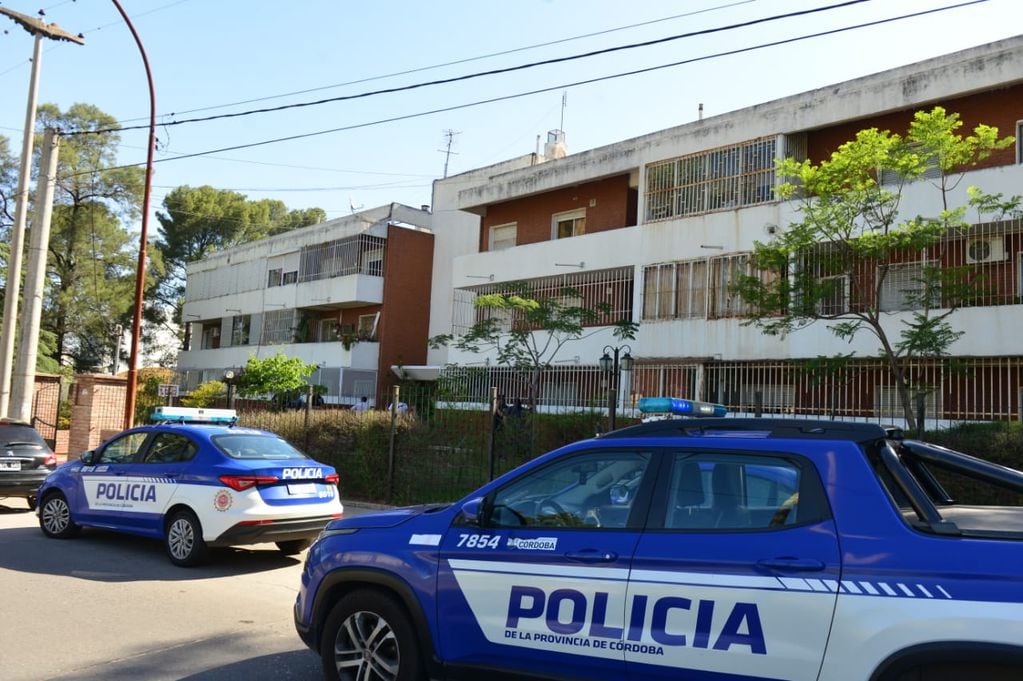 Encontraron el cuerpo sin vida de un hombre, cabo de la Policía de Córdoba, y una mujer, de 30 años, en barrio San Martín.