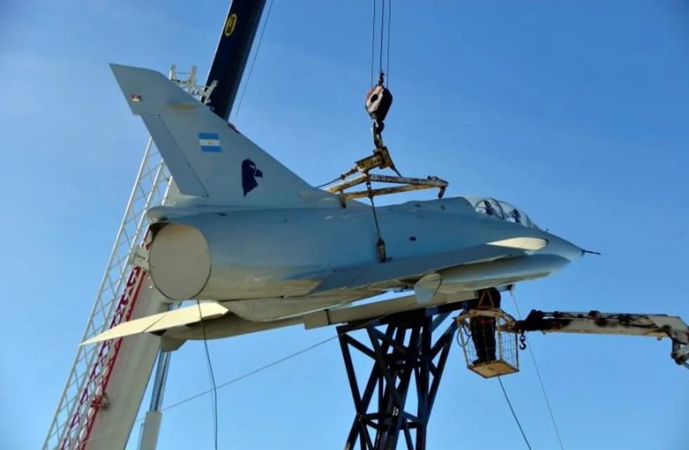 Montaje del avión de guerra que estará en el Memorial de Malvinas