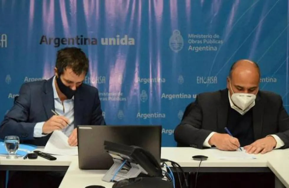 Manzur firmó un acuerdo por obras de agua y cloacas para el interior tucumano.