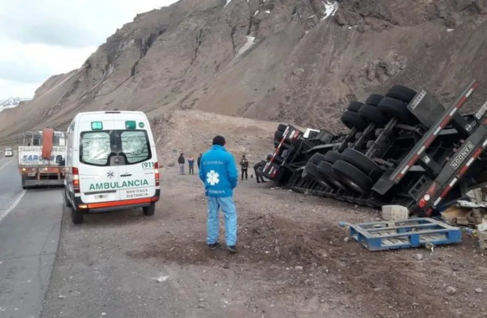 Un camión que viajaba desde Rosario hacia la República de Chile, volcó antes de llegar a la ciudad de Uspallata.