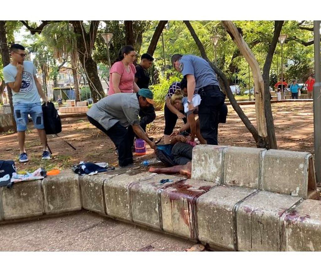 El herido en la Plaza San Martín fue auxiliado por una enfermera que pasó por el lugar hasta que una ambulancia lo trasladó al Madariaga. (Misiones Online)