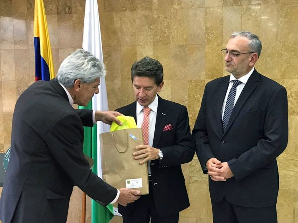 Delegacion argentina con el gobernador de Antioquia Luis Perez Gutierrez.
Prensa Alcides Calvo.