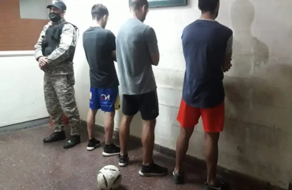 Tres jugadores de Sarmiento detenidos por jugar al fútbol en la vereda. (Web).