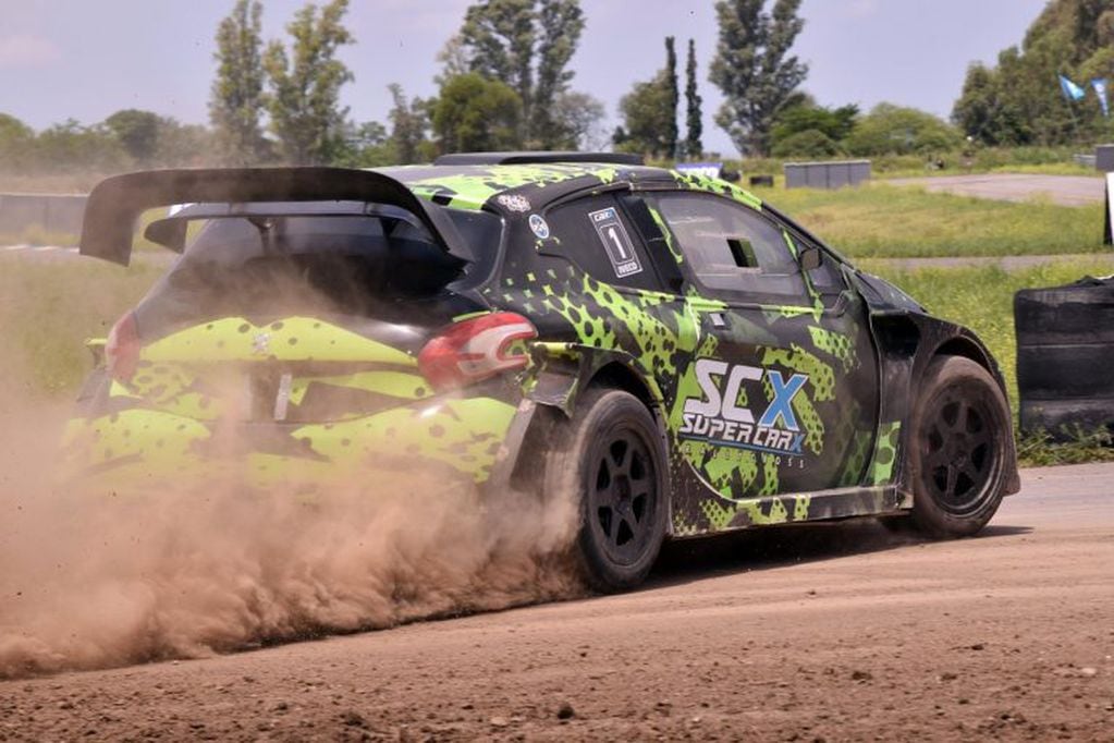 Los espectaculares coches SuperCarx, desarrollados en Córdoba por el Tango Rally Team, también forman parte del espectáculo, que será televisado por DirecTV Sports.