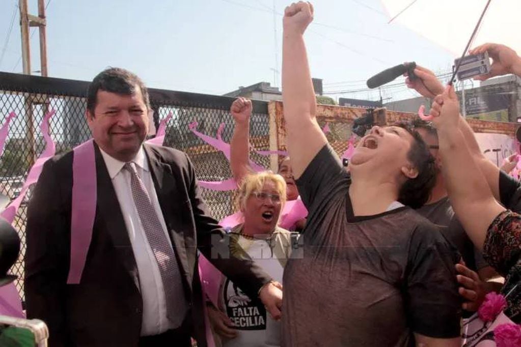 La madre de Cecilia Strzyzowski celebrando que los imputados continuarán en prisión.