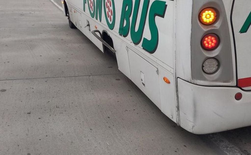 Un Fono Bus perdió las dos ruedas traseras, en medio de su recorrido.