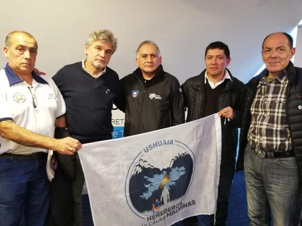 Secretario de Malvinas, Antártida y Atlántico Sur, Daniel Filmus junto a integrantes del Centro de Excombatientes de Malvinas en Ushuaia y la Subcomisión "Herederos de la Causa Malvinas".