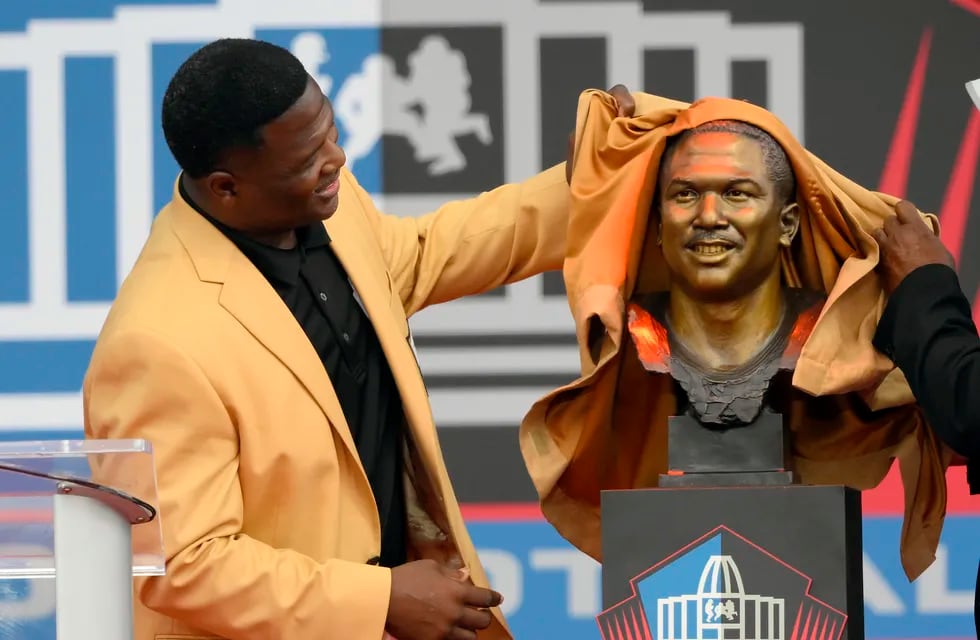 El exjugador de la NFL Leroy Butler devela su busto durante su incorporación al Salón de la Fama.