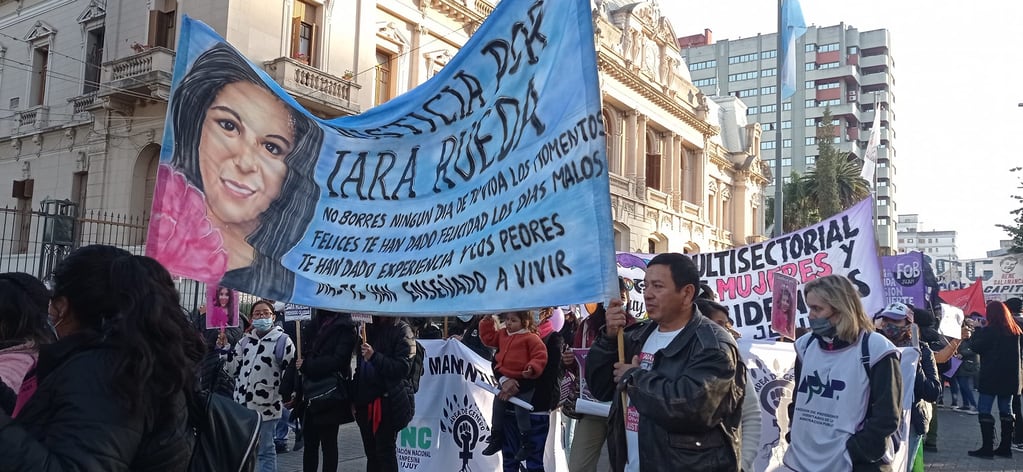 El pedido de justicia para la adolescente Iara Rueda, cuyo nombre lleva una ley sancionada por la Legislatura de Jujuy, se manifestó en numerosas marchas en la capital y el interior provincial.