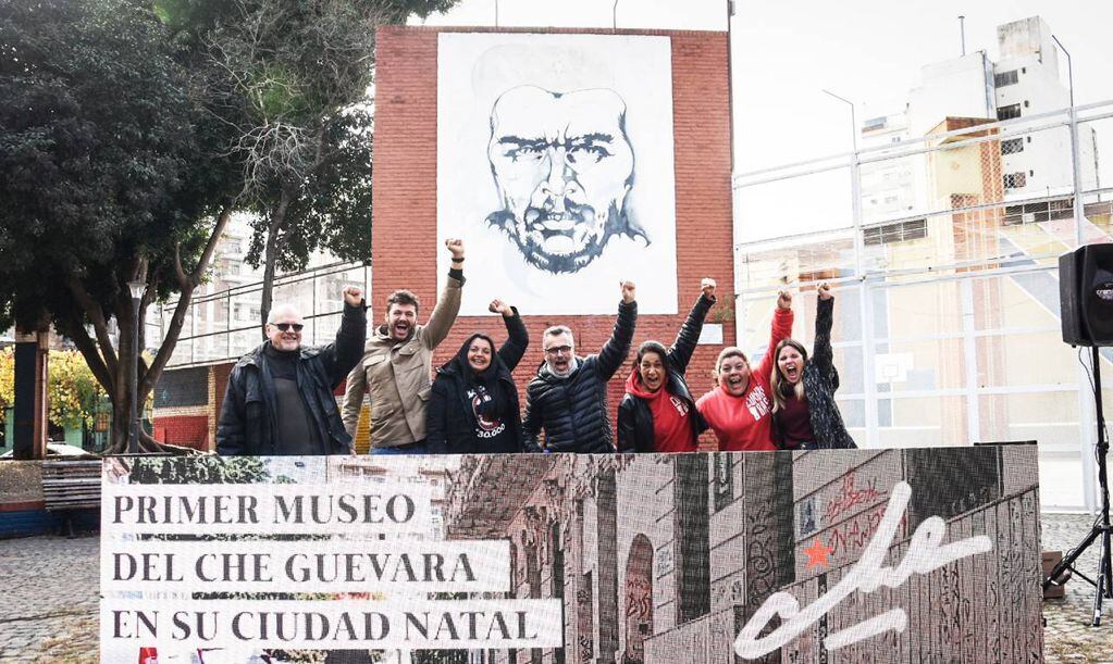 El proyecto se anunció durante un acto en la Plaza de la Cooperación con la imagen del "Che" de fondo.