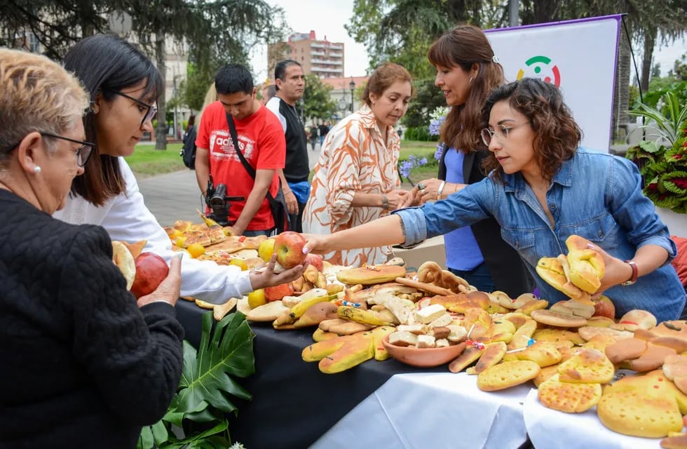El público que asistió a la actividad “Preparemos la mesa para las almas” de este martes, recibió como obsequio ofrendas de pan para el Día de los Fieles Difuntos.