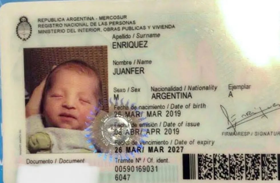 Juanfer Enríquez, el bebé nacido en marzo que lleva el nombre del ídolo colombiano de River, gracias al fanatismo de sus padres por el Millonario. (Gentileza Jazmín Almonacid)