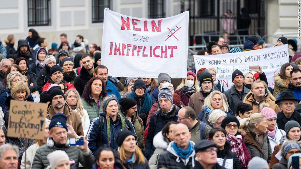 Un manifestante sostiene un cartel que dice "No a la vacunación obligatoria" durante una protesta contra la vacunación en Ballhausplatz en Viena, Austria.