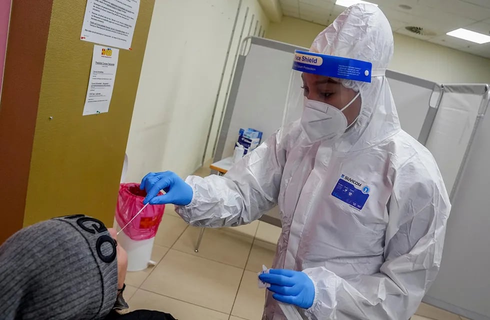  ID:6669056 A medical worker carries out a Corona test with a woman in a small test center in a shopping mall in Frankfurt, Monday, Nov. 8, 2021. (AP Photo/Michael Probst)