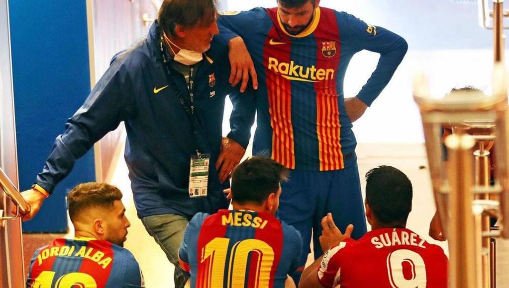 La cumbre entre Luis Suárez y jugadores del Barcelona tras el partido