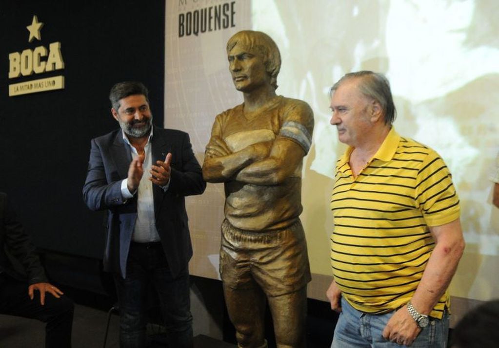 Al cumplirse 40 del "tiro libre de todos los tiempos", Boca inauguró la estatua de Suñé en el Museo de la Pasión Boquense. (Foto: web)