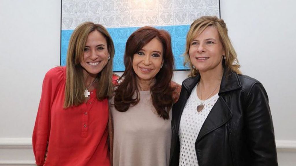 Victoria Tolosa Paz, Cristina Fernández y Florencia Saintout.