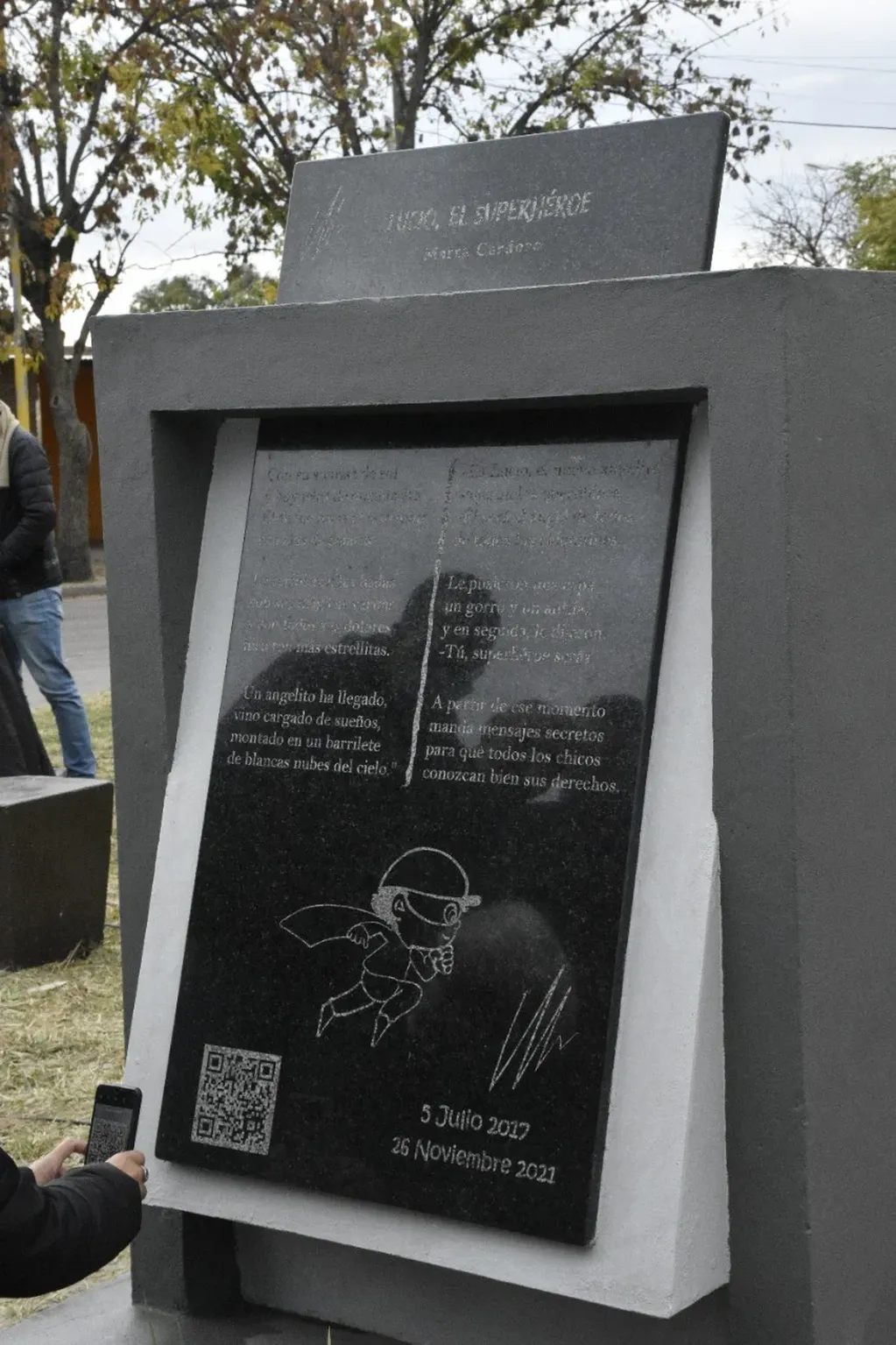 La placa en memoria de Lucio Dupuy colocada en General Pico.