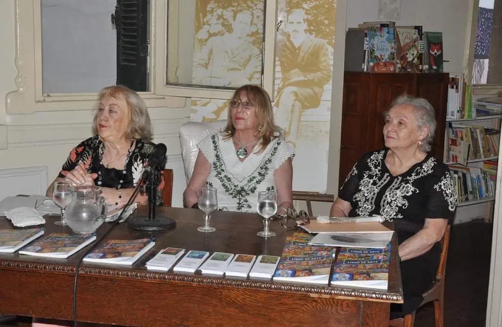 Negula Macías (al centro) durante la presentación de su libro en la ciudad de La Plata