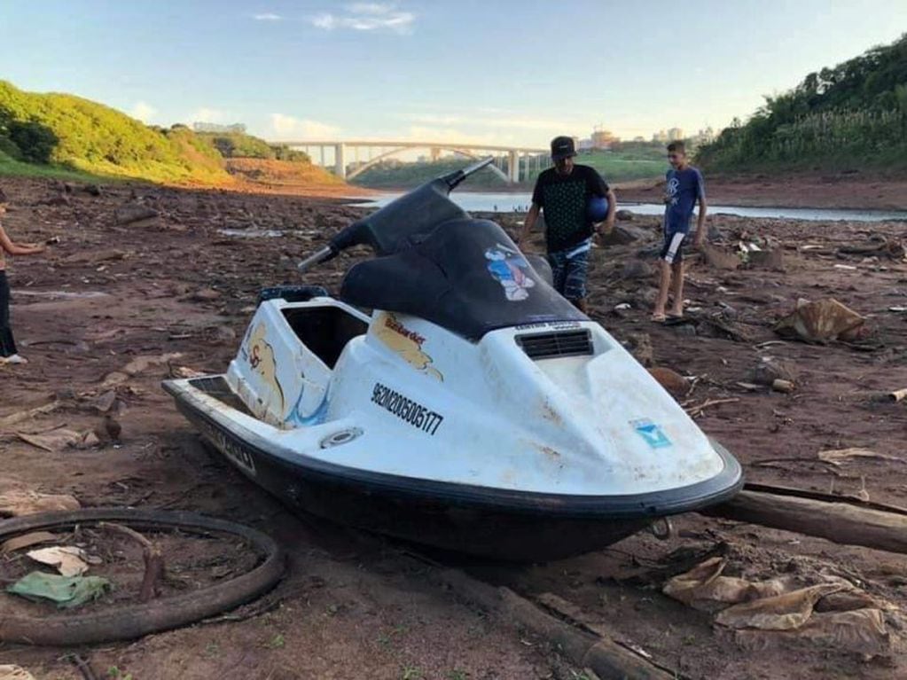 Por la bajante del río Paraná, se ven restos de lanchas, moto de agua, autos y hasta huesos