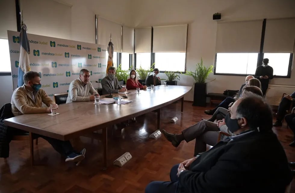 El Ministro de Economía, Enrique Vaquié junto al intendente Ulpiano Suarez presentaron Mendoza Activa 2 a los diferentes sectores empresariales de la provincia. Gentileza