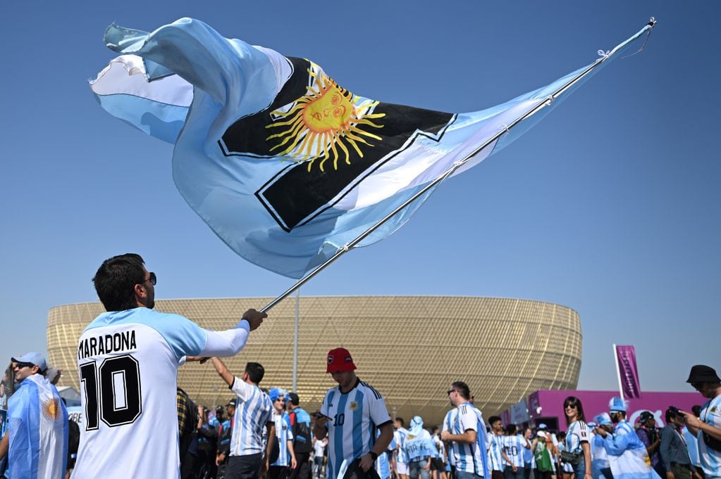 Hinchas argentinos coparon el estadio Lusail en la final del Mundial de Qatar 2022. 