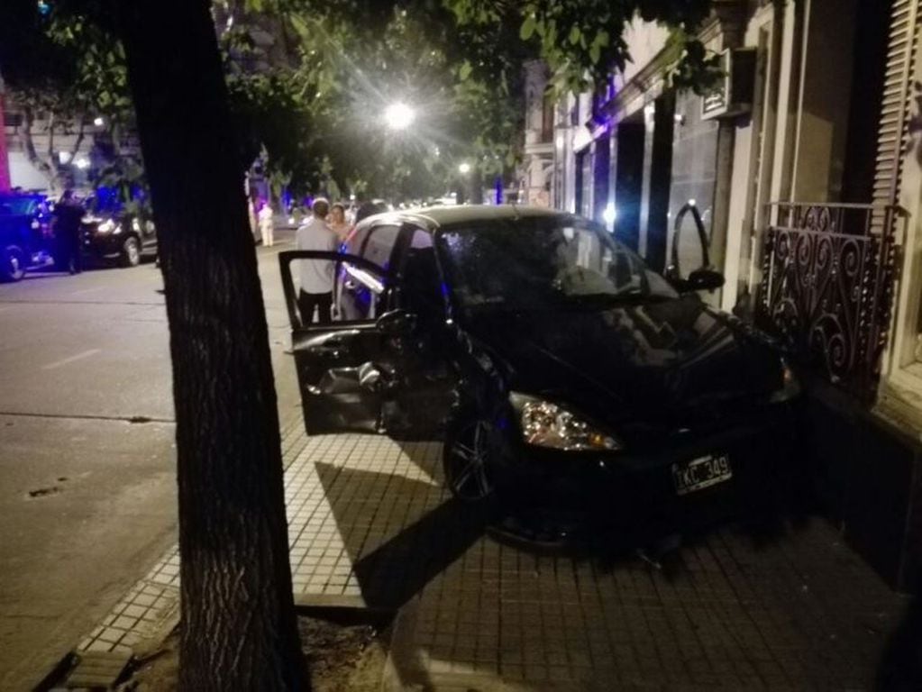 El accidente ocurrió en la esquina de Mendoza y Santiago. (@lacapital)