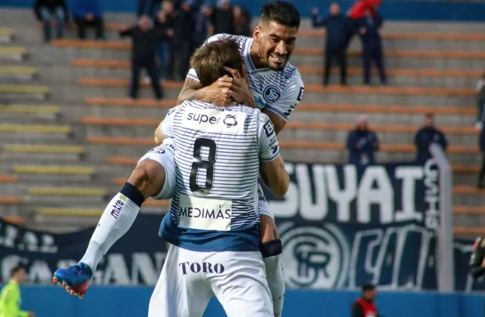 Matías Quiroga salta y abraza a Diego Tonetto, en la alegría de Independiente Rivadavia luego de ganar ante Estudiantes de Buenos Aires.