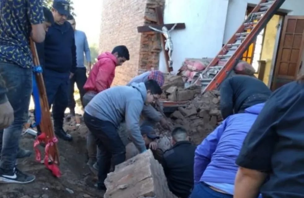 Dos albañiles quedaron sepultados bajo los escombros de una iglesia en San Luis.