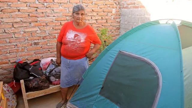 Una mujer contó que vive en una carpa luego de haber recibido golpes durante 30 años. Foto: Gentileza Darío Martínez. LMNeuquén
