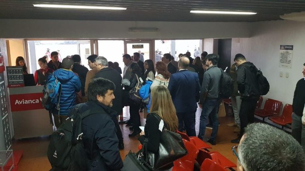 La terminal aérea de de Reconquista quedó colapsada de pasajeros en el el vuelo inaugural de Avianca . (Vía Rosario)