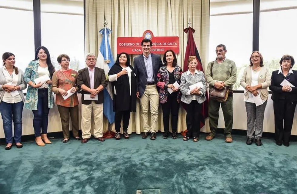 Urtubey juntos a los representantes de las ONGs que recibieron la donación (Gobierno de la Provincia de Salta)