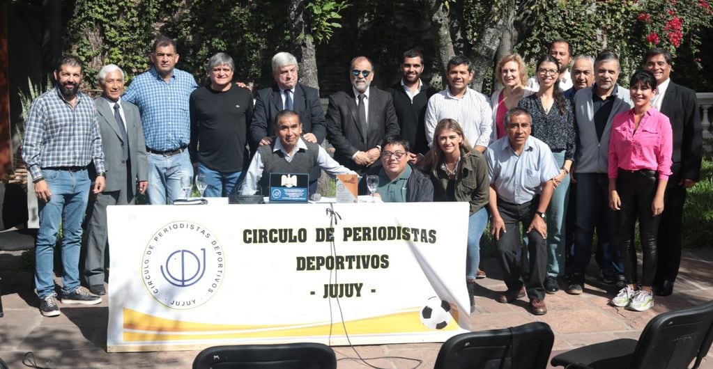 Directivos del Círculo de Periodistas Deportivos de Jujuy, junto los invitados especiales al acto por el 50.º aniversario de la entidad.